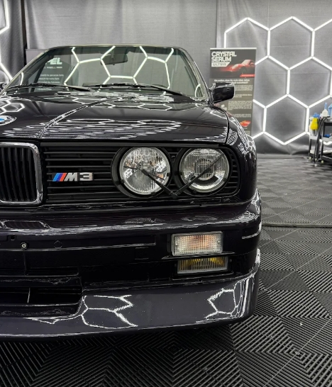 Schwarzer BMW M3 E30 mit Steinschlagschutzfolie im Wrap & Coat Studio München